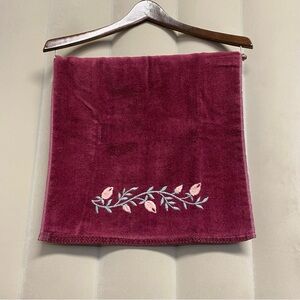 Vintage The Avanti Look Hand Towel Embroidered Floral USA 1970s 70s
